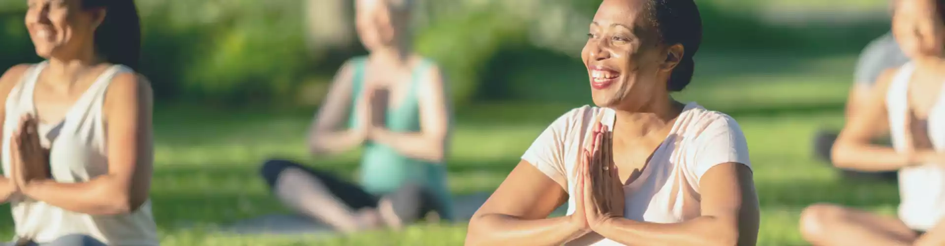 Yoga della risata e meditazione del sorriso interiore - Online Class by Stephanie Brail